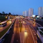 夜の高速道路